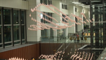 Ausstellungsobjekt „Kinetic Rain“ im Terminal 1 des Changi Airport