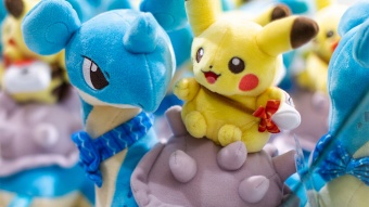 Lapras und Pikachu als Stofftiere im Pokémon Centre Singapore Jewel Changi