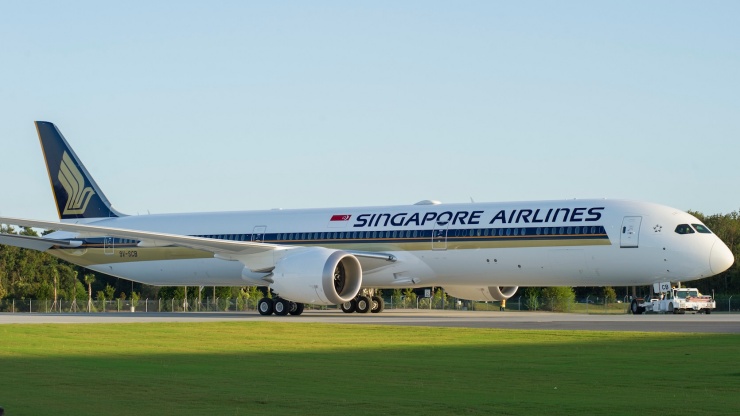 Eine Singapore Airlines Boeing 787-10 auf der Startbahn