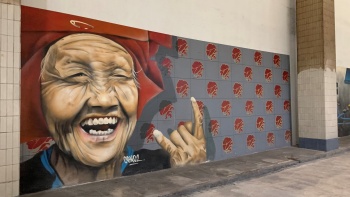 Wandgemälde einer Samsui-Frau auf der Amoy Street