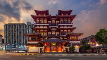 Außenansicht des Buddha Tooth Relic Tempel und Museum am Abend 