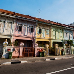 Farbenfrohe Singapurer Shophouses an der Koon Seng Road.