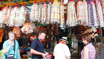 Die Außenansicht des Jothi Store and Flower Shop mit Besuchern, die im Flur stehen