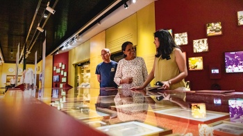 Besucher schauen sich Ausstellungsstücke im Indian Heritage Centre an