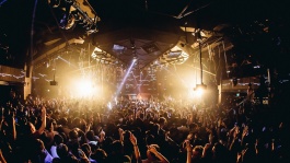 Menschenmenge tanzt im Nachtclub Zouk
