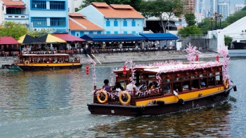 Die Bumboats der Singapore River Cruise am Clarke Quay
