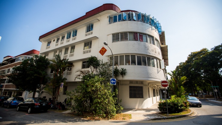 Straßenansicht eines Häuserblocks in Tiong Bahru