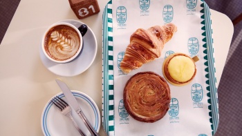 Tablett mit Spezialitäten der Tiong Bahru Bakery