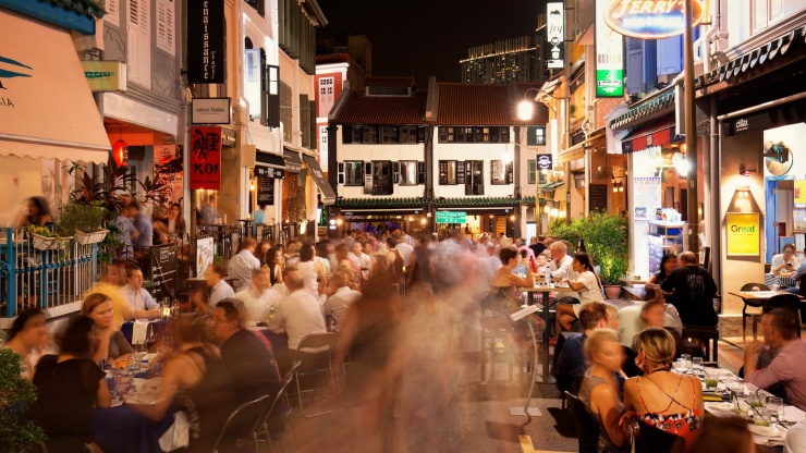 Nachtansicht der Fußgängerzone in der Club Street