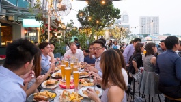 Menschen beim Abendessen in der OverEasy Bar im Fullerton Bay