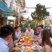 Menschen beim Abendessen in der OverEasy Bar im Fullerton Bay