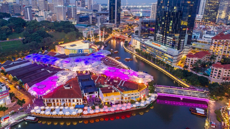 Luftaufnahme des Clarke Quay-Viertels und des Singapore River