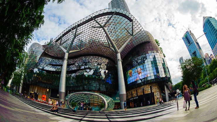 Weitwinkelaufnahme der Außenfassade des ION Orchard