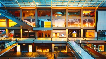 Wide shot of Shoppes at Marina Bay interior 