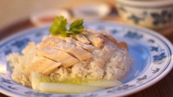 A plate of Hainanese chicken rice. 
