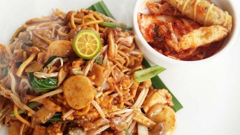 Close up of vegan char kway teow