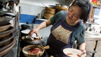 Lian He Ben Ji hawker preparing claypot rice