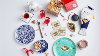 Image of iconic Singaporean objects as souvenirs.