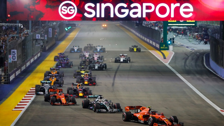 F1 cars racing in the Singapore Grand Prix circuit