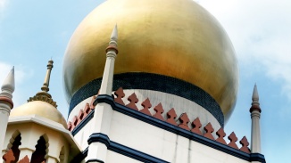 Visit the bustling afternoon bazaars at Sultan Mosque, teeming with local Malay delights.