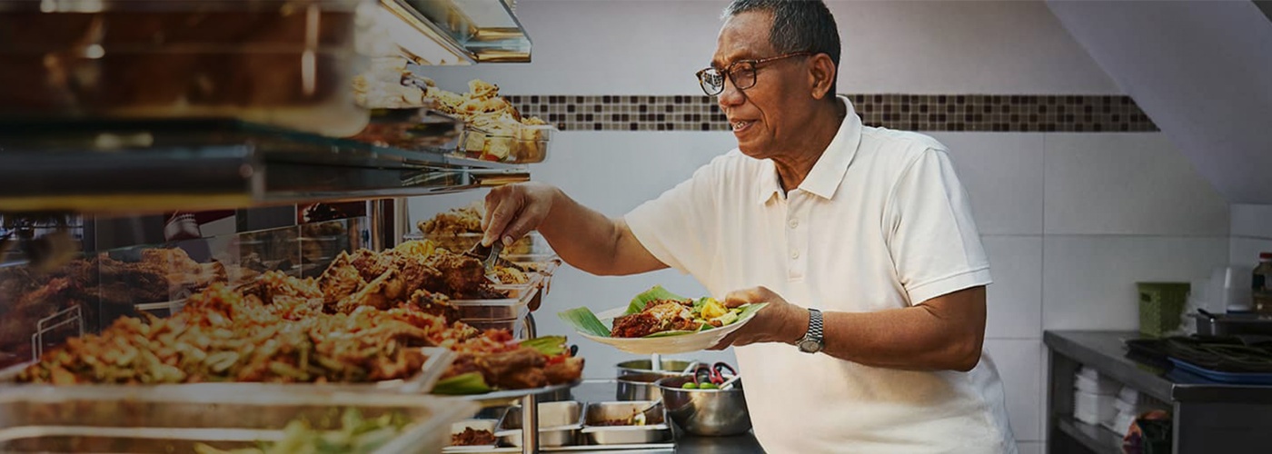 Sepiring chilli crab disajikan di atas meja