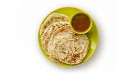 Sepiring roti prata dengan sajian pendamping kari 