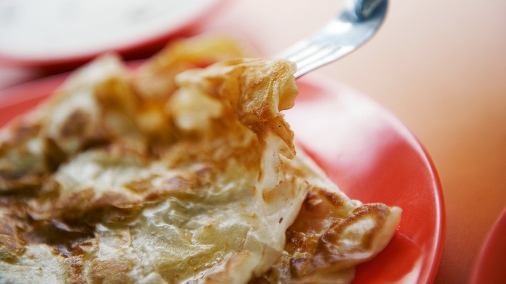 Foto closeup roti prata dengan garpu