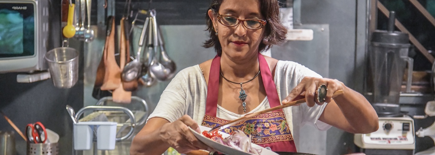 Ruqxana Vasanwala sedang memasak di dapurnya