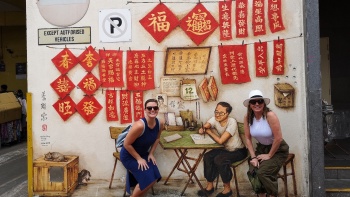 Dua turis wanita di Chinatown Heritage Tour