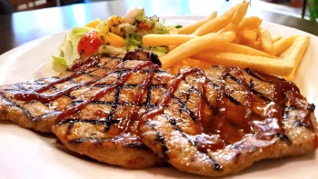 Sepiring chicken chop dari British Hainan