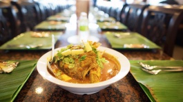 Semangkuk kari kepala ikan. 