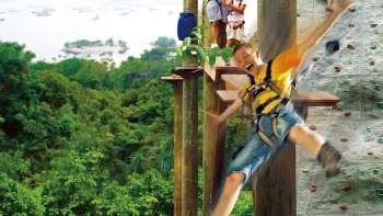 Seorang pria menikmati keseruan di Mega Zip di Mega Adventure Park – Singapura di Sentosa