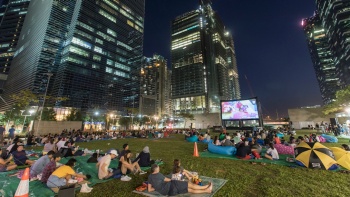 Para penggemar film menyaksikan film non-konvensional yang ditayangkan di tempat terbuka.