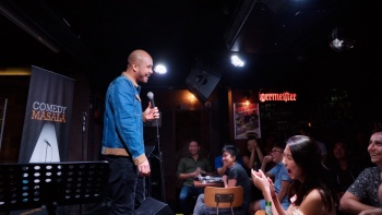 Pelawak setempat, Fakkah Fuzz, di pertunjukan komedi stand-up 