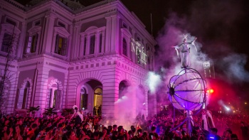 Pertunjukan lampu nan spektakuler di acara tahunan Singapore Night Festival.