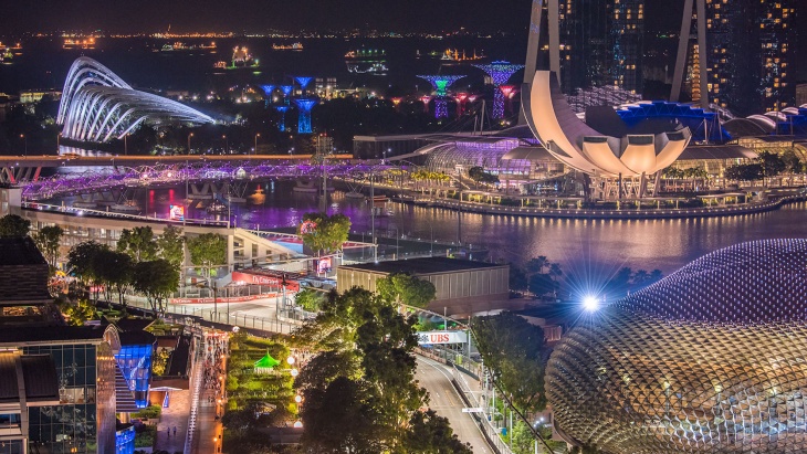 Pemandangan Esplanade, Marina Bay Sands, dan ArtScience Museum selama musim F1 Singapore Grand Prix