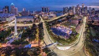 Mobil balap berbelok di sudut pertama di FORMULA ONE Singapore Grand Prix