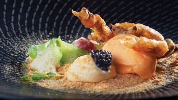 Es krim chilli crab dengan taburan kepiting cangkang lunak.