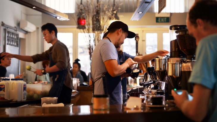 Para barista yang sibuk menyeduh kopi di Chye Seng Huat