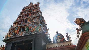 Gopuram Sri Mariamman Temple di Chinatown Singapura