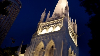 Arsitektur St Andrew’s Cathedral saat malam 