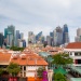 Rumah toko tua berlatar gedung pencakar langit di Chinatown, Singapura