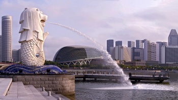 Merlion Park dengan latar belakang Esplanade dan Central Business District 