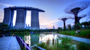 Foto Marina Bay Sands dan Supertrees grove diambil dari Gardens by the Bay 