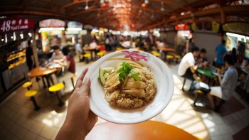 Sepiring chicken rice hangat dari gerai di Maxwell Food Centre.