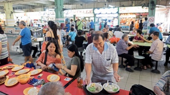 Chinatown Complex Food Centre adalah pusat jajanan terbesar di Singapura