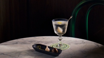 Koktail Gibson– Gin, vermouth-sake Ginjyo, dengan acar bawang