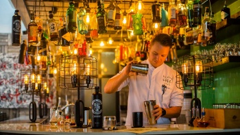 Foto bartender menyiapkan koktail di Tippling Club