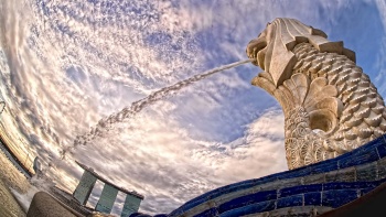 Merlion Park berlatar belakang Marina Bay Sands