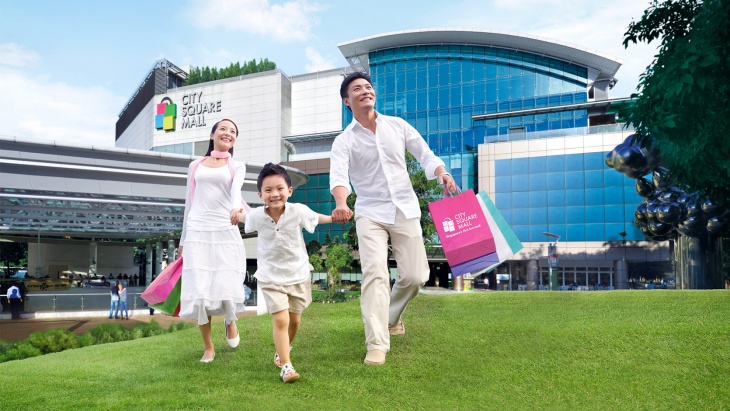 Keluarga berjalan keluar City Square Mall.